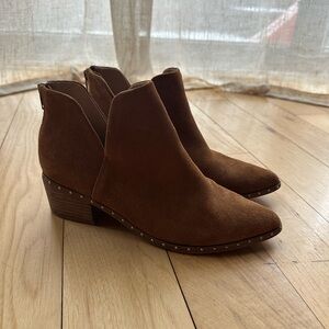 Steve Madden - size 8.5 - pointed toe - color camel - suede